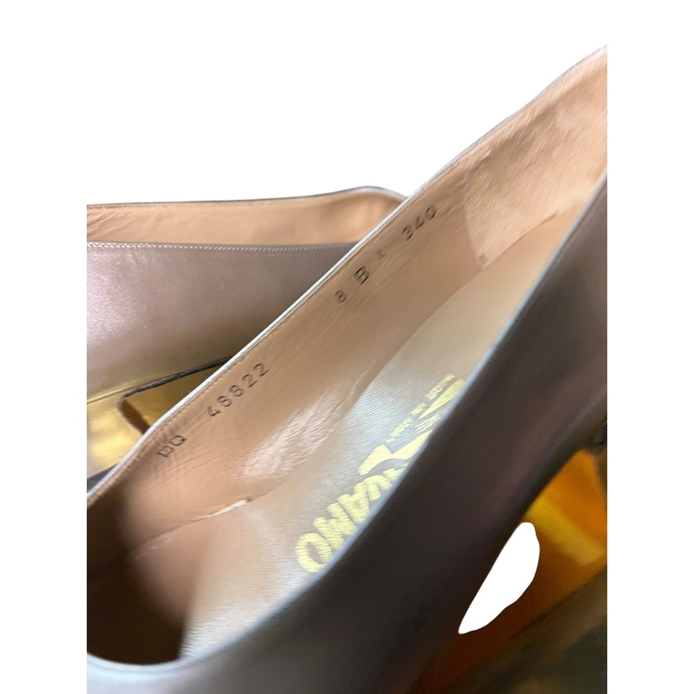 Salvatore Ferragamo Womens Champagne Navy Blue Cap Toe Leather Pumps Size 8 B - Picture 7 of 8